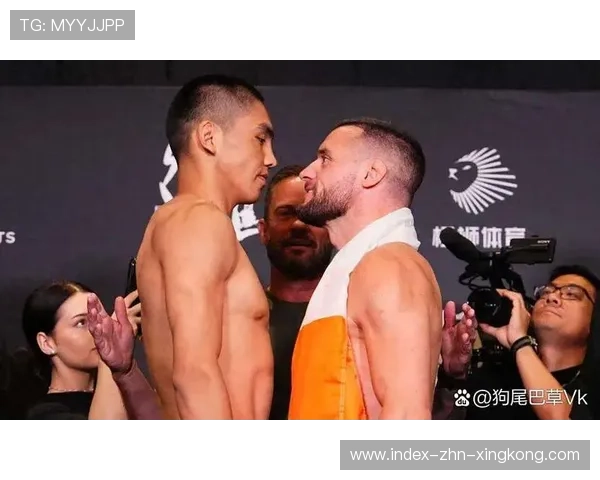 UFC擂台爆出惊人膝击，震撼全场！