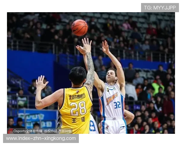 纽卡斯尔联外线连续强攻迫使整队收缩 纽卡斯尔联外线连续强攻迫使整队收缩