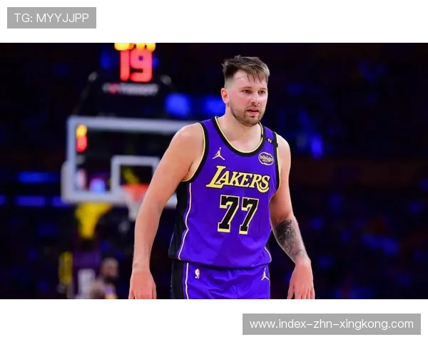 东契奇突破传底角，独行侠射手群持续开火