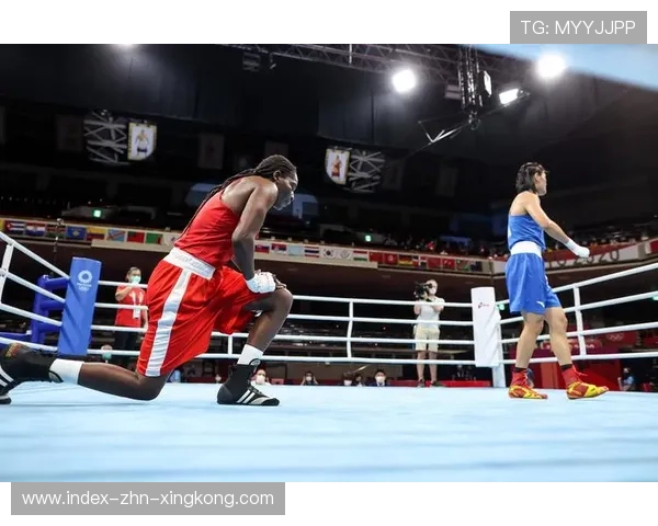拳击擂台上出现罕见连体对攻